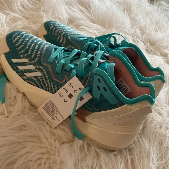 NEW...ADIDAS D.O.N. Issue 4 J basketball shoes